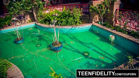 Сексуальная китаянка классно потрахалась с европейцем