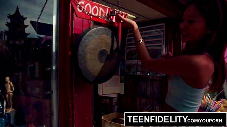 Сексуальная китаянка классно потрахалась с европейцем