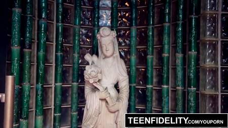 Сексуальная китаянка классно потрахалась с европейцем