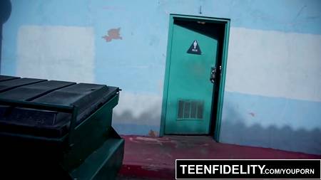 Сексуальная китаянка классно потрахалась с европейцем