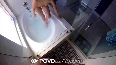 Роскошная девушка отдалась парню в душе