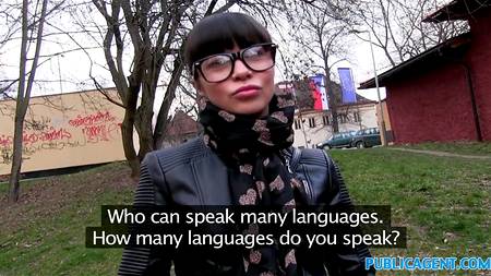 Горячая брюнетка изрядно поработала телом