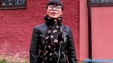 Горячая брюнетка изрядно поработала телом