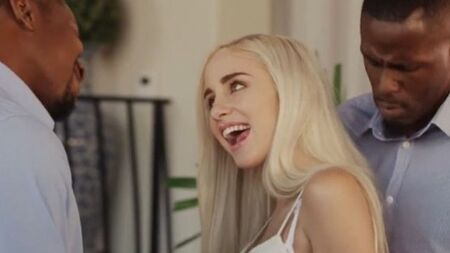 Негритосы отымели в два ствола миниатюрную блондинку