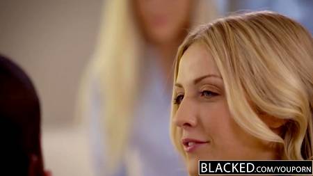 Негритосы отымели в два ствола миниатюрную блондинку