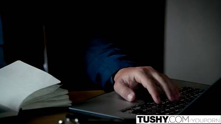 Знойная секретарша ублажает своего начальника