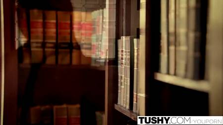 Знойная секретарша ублажает своего начальника