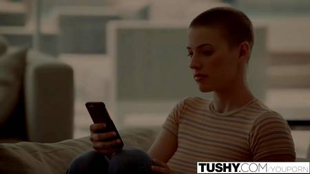 Мужик ебет в жопу симпатичную деваху