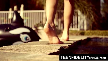 Зрелый мужик кончил прямо в молоденькую красотку