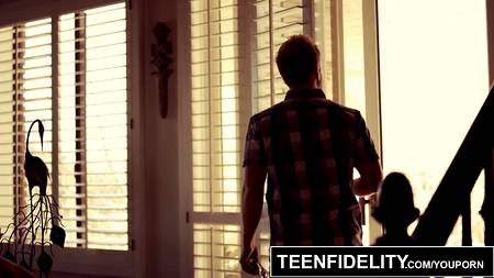 Зрелый мужик кончил прямо в молоденькую красотку