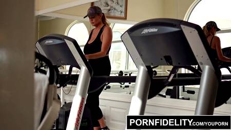 Пышногрудая зрелая женщина принимает ртом смачный камшот