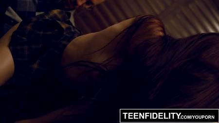 Похотливая студентка спровоцировала зрелого препода ей вдуть