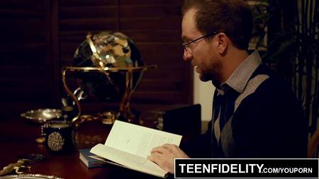 Похотливая студентка спровоцировала зрелого препода ей вдуть