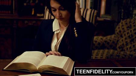 Похотливая студентка спровоцировала зрелого препода ей вдуть