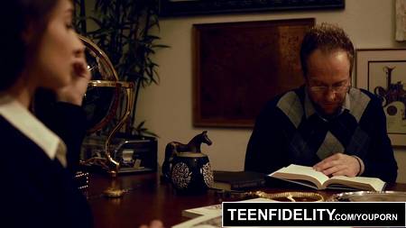 Похотливая студентка спровоцировала зрелого препода ей вдуть