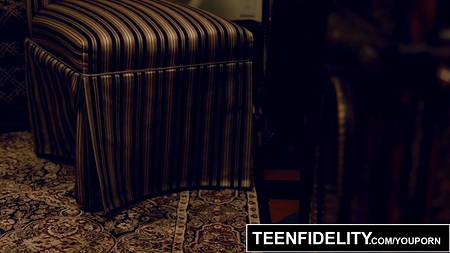 Похотливая студентка спровоцировала зрелого препода ей вдуть