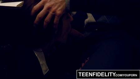 Похотливая студентка спровоцировала зрелого препода ей вдуть