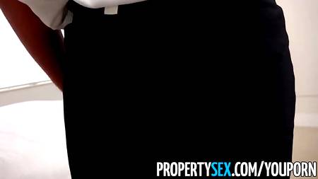 Кудряшка с настоящей грудью отдалась на работе похотливому хахалю