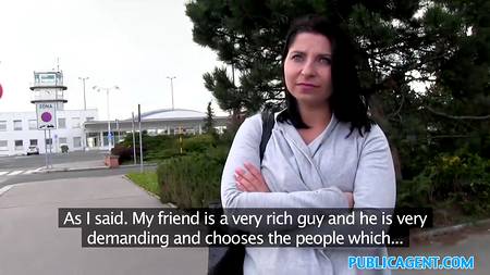 Порно агент раскрутил брюнетку отдаться в его автомобиле