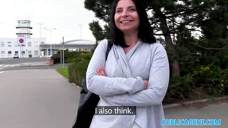 Порно агент раскрутил брюнетку отдаться в его автомобиле