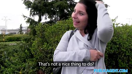 Порно агент раскрутил брюнетку отдаться в его автомобиле