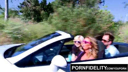 Незабываемый сиськотрах в исполнении пышногрудых девиц