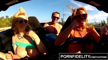 Незабываемый сиськотрах в исполнении пышногрудых девиц