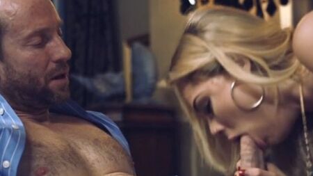 Нежно ебет грудастую девушку на просторной кровати