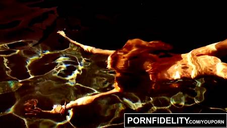 Грубо трахает стройную девушку с красивым лицом