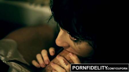 После глубокого минета страстная девка захотела в попу