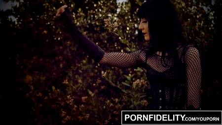 После глубокого минета страстная девка захотела в попу