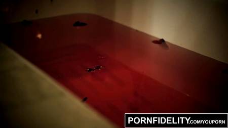 После глубокого минета страстная девка захотела в попу