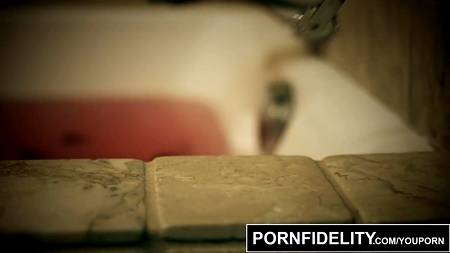 После глубокого минета страстная девка захотела в попу