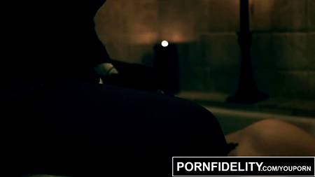 После глубокого минета страстная девка захотела в попу