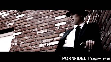 Гангстер грубо вдул сексапильную девушку в шляпе