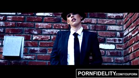 Гангстер грубо вдул сексапильную девушку в шляпе