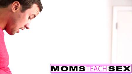 Паренек оприходовал зрелую сучку и ее молодую подругу