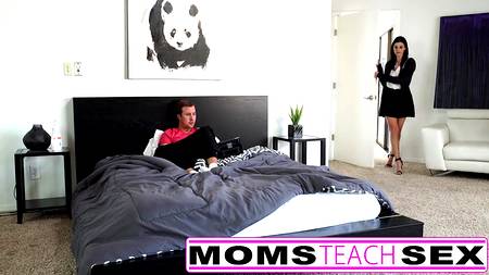 Паренек оприходовал зрелую сучку и ее молодую подругу