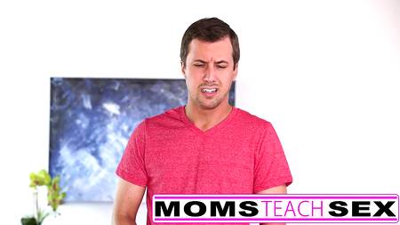 Паренек оприходовал зрелую сучку и ее молодую подругу