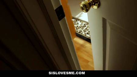 Самец трахает в мокрую пизду блондинку с большой задницей