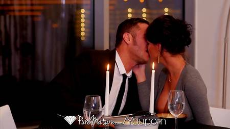 Приятное продолжения романтического ужина влюбленной пары