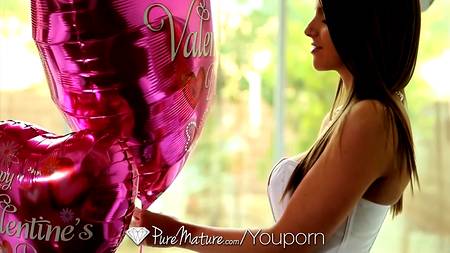 Грудастая деваха возбудилась от романтического сюрприза любимого мужчины