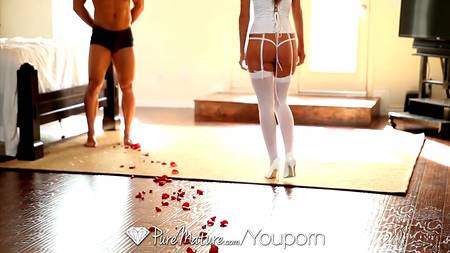 Грудастая деваха возбудилась от романтического сюрприза любимого мужчины