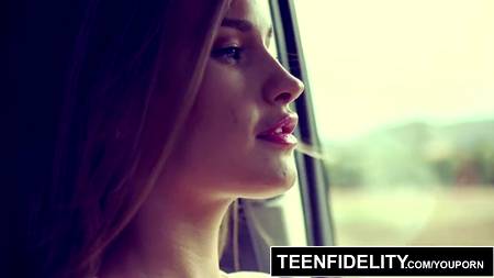 Зрелый красавчик кончил в пилотку грубо оттраханной молодухе