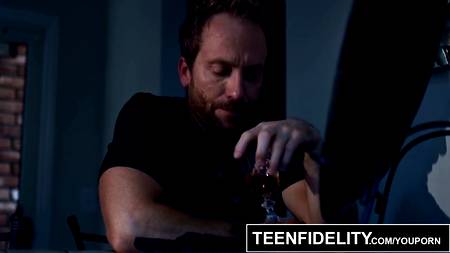 Зрелый красавчик кончил в пилотку грубо оттраханной молодухе