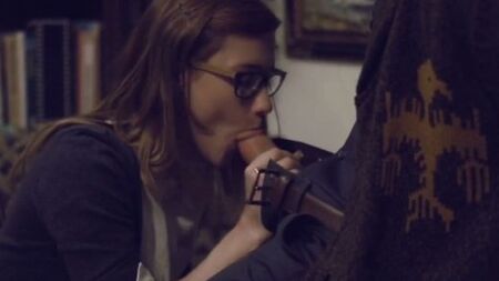 Старый препод вдул стоящей раком студентке