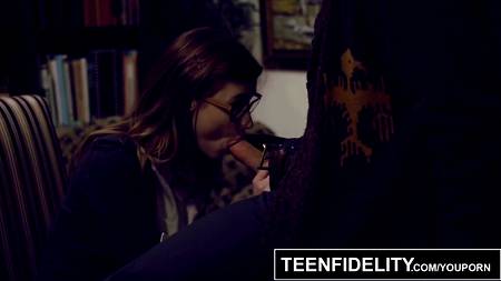 Старый препод вдул стоящей раком студентке