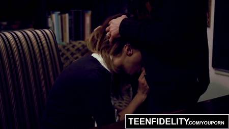 Старый препод вдул стоящей раком студентке