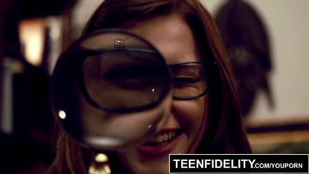 Старый препод вдул стоящей раком студентке