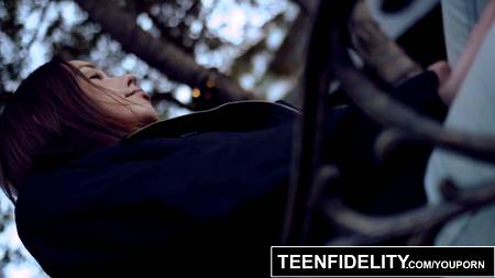 Старый самец умело оприходовал молодую телку толстой шнягой